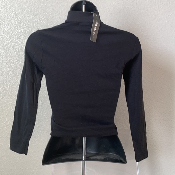 Ambiance Apparel Small top with gurgle neck. - Picture 4 of 6